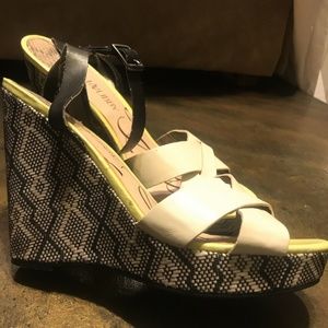 Sam & Libby 9.5M Woven Wedge Sandal Black & Cream